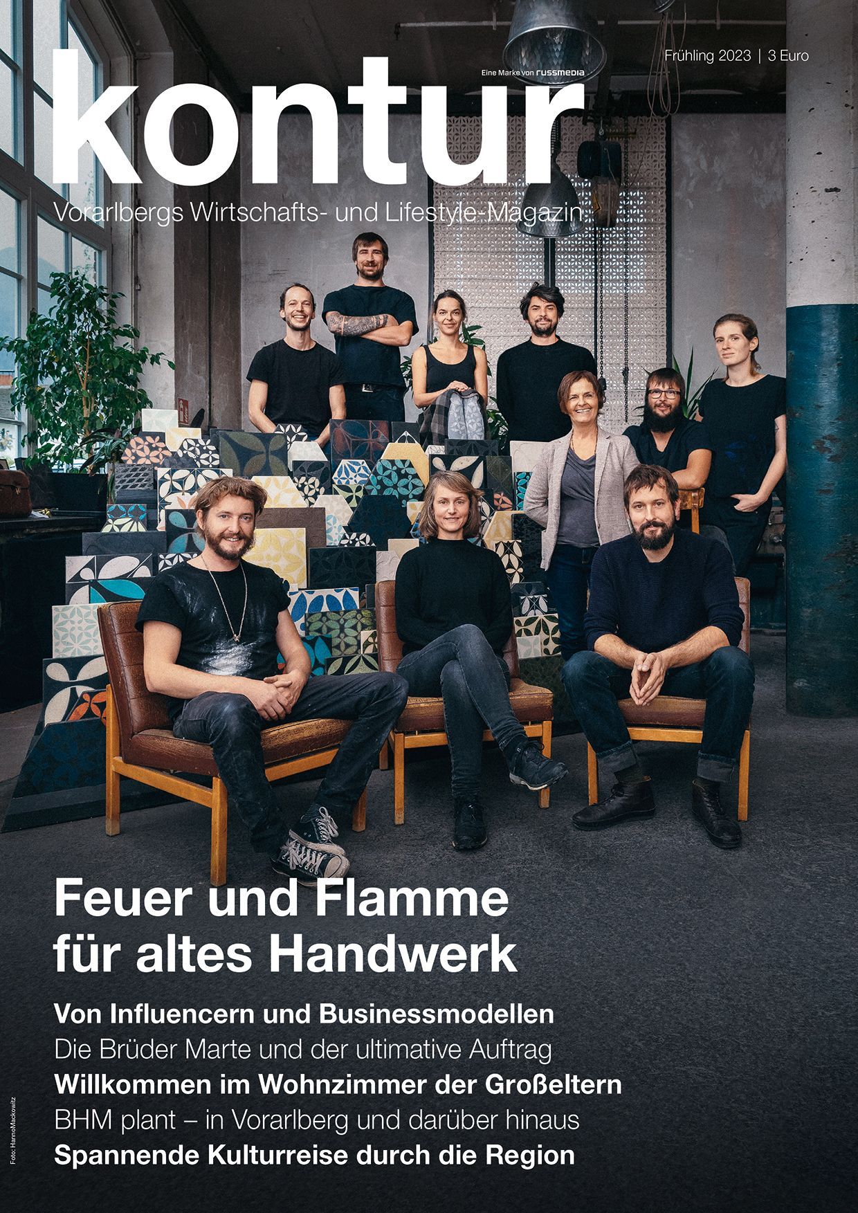 Team von Karak Fliesen in der Werkstatt – kontur-Titelbild Frühjahr 2023