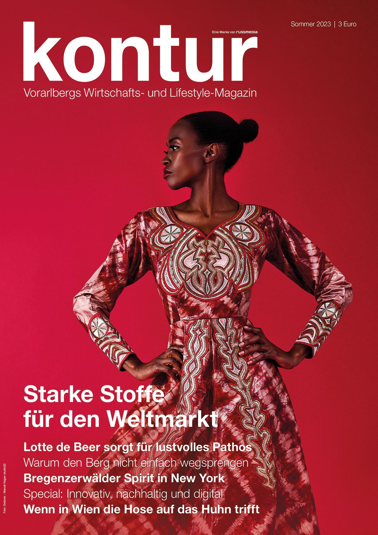 Frau im Getzner-Kleid – kontur Sommer 2023, Thema Starke Stoffe