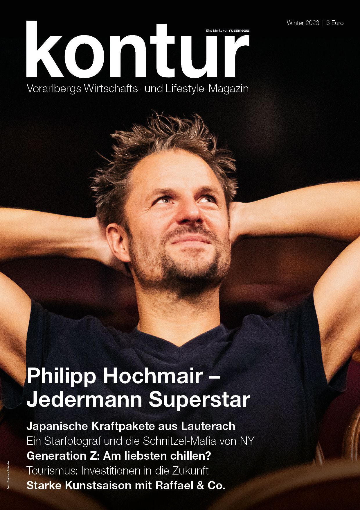 Philipp Hochmair im Theaterstuhl – kontur-Titelbild Winter 2023.