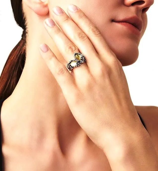 Orologio da polso con cassa in oro, quadrante bianco e cinturino blu navy al polso di una persona.