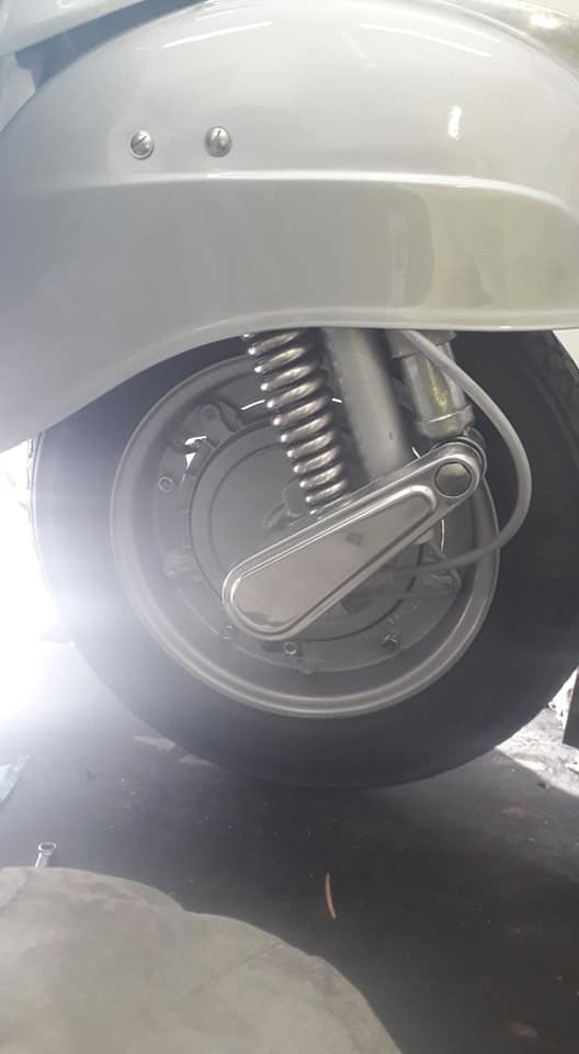 dettaglio ruota di vespa restaurata