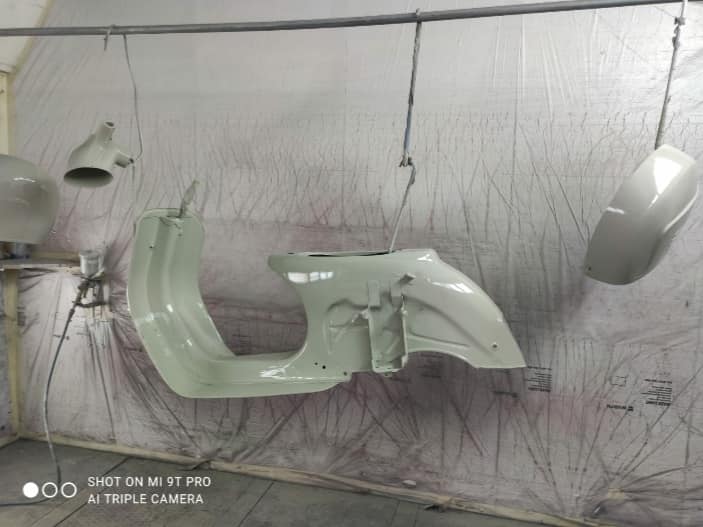 intervento di restauro per vecchia moto piaggio