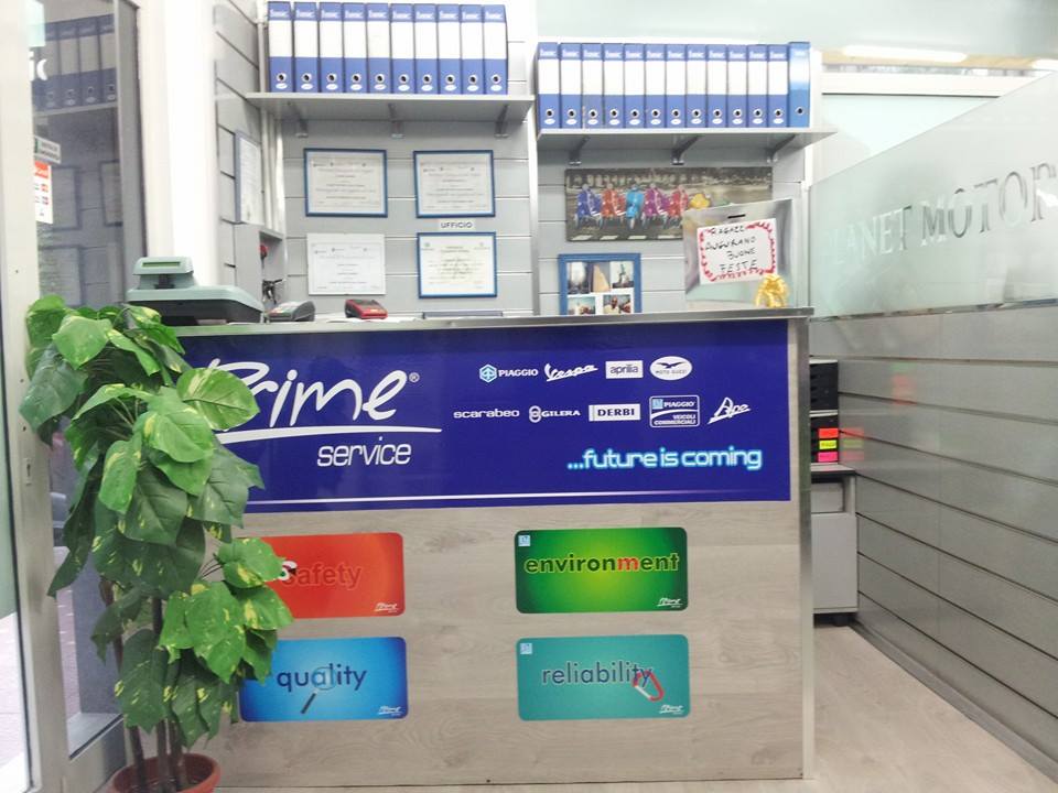 bancone dell'officina meccanica moto