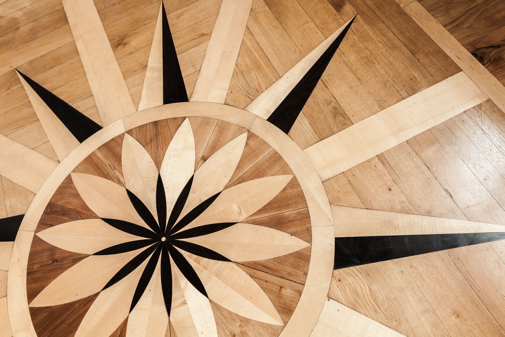 lavorazioni artistiche inserite nel parquet: rosa dei venti