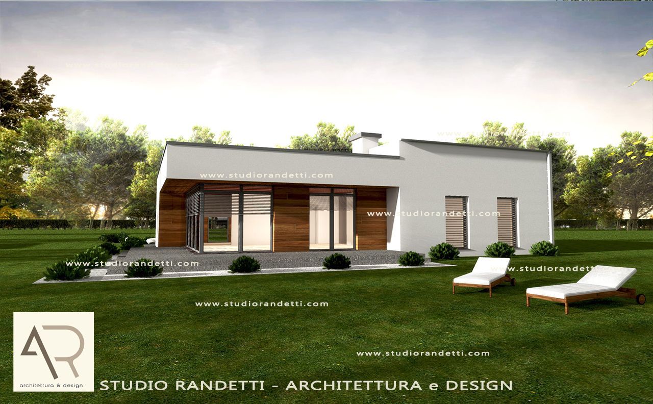 Casa moderna bianca a un solo piano con dettagli in legno, prato e sedie a sdraio in un giardino paesaggistico.