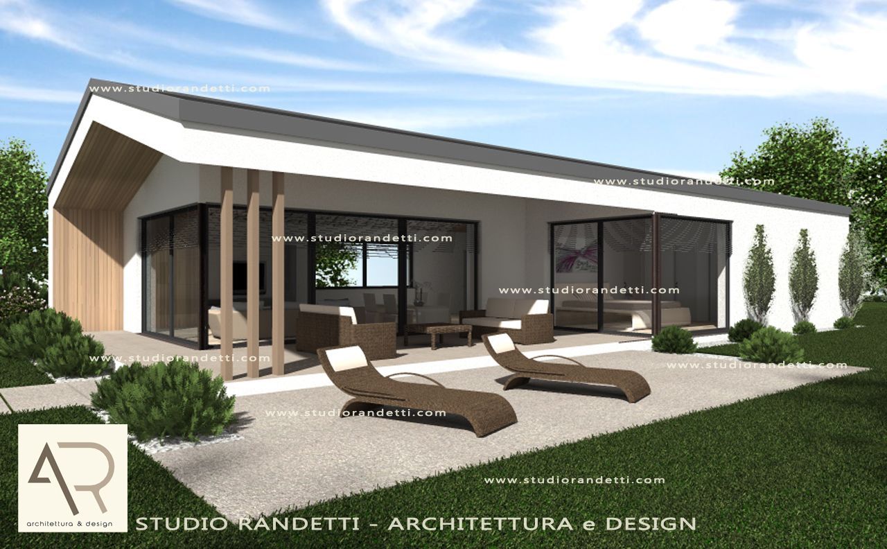 Esterno di una casa moderna con tetto spiovente, facciata in vetro, dettagli in legno e sedie a sdraio su un prato.