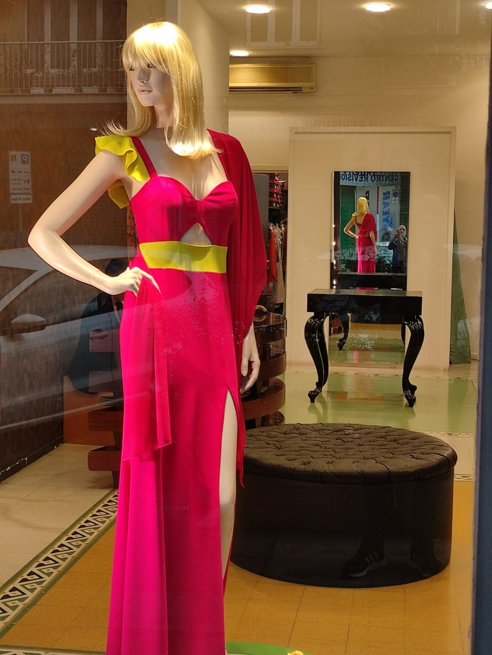 Abito da cerimonia rosso e giallo