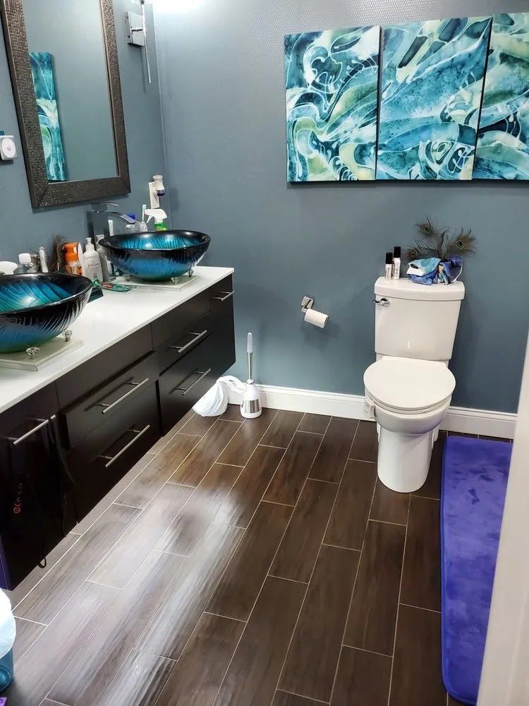 A bathroom with two sinks and a toilet
