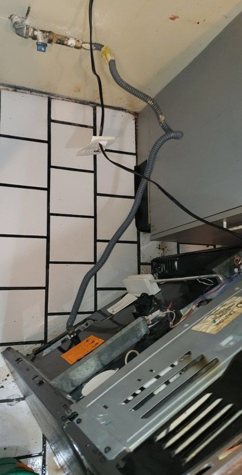 A close up of a machine with a hose attached to it.