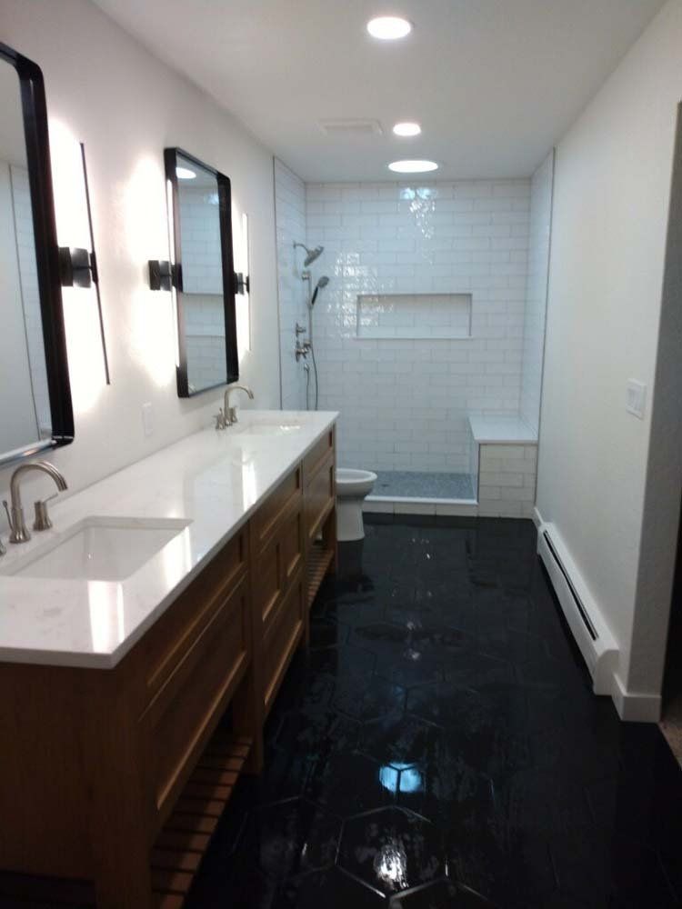 A bathroom with two sinks and a toilet