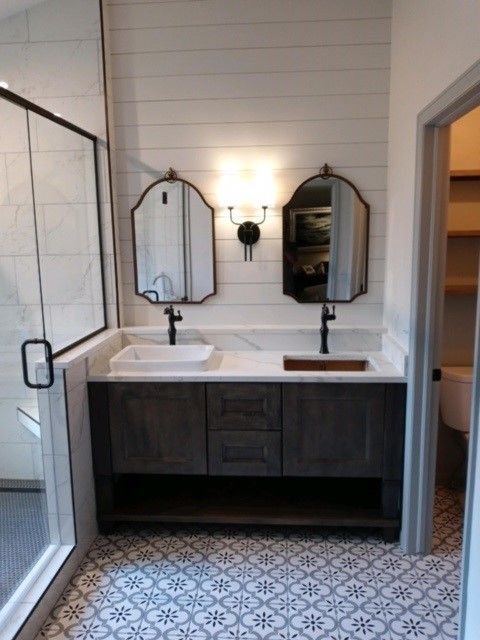 A bathroom with two sinks and two mirrors