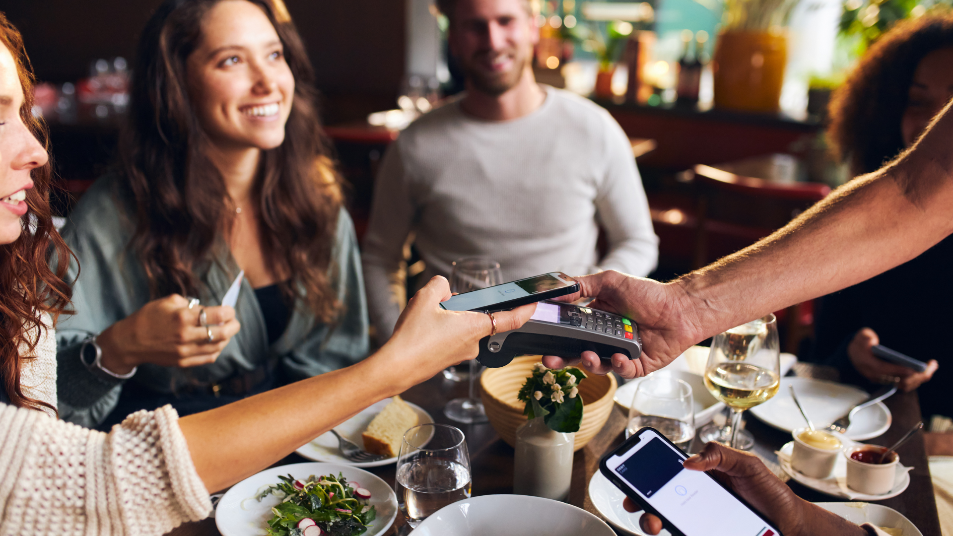 A group of people are sitting at a table in a restaurant.