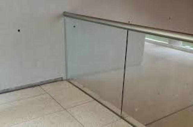 Roca Glass, barandas.