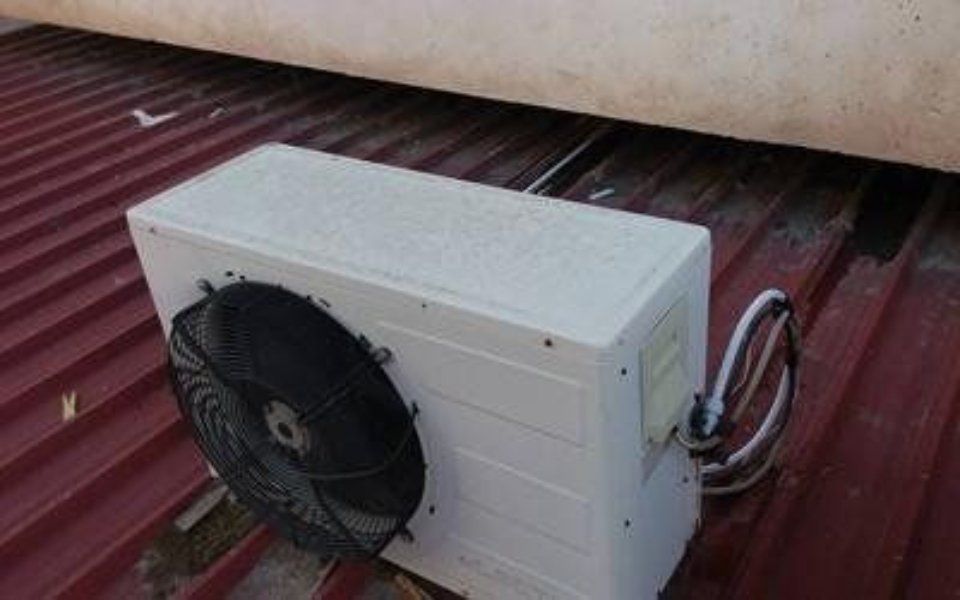 dettaglio unità esterna condizionatore domestico