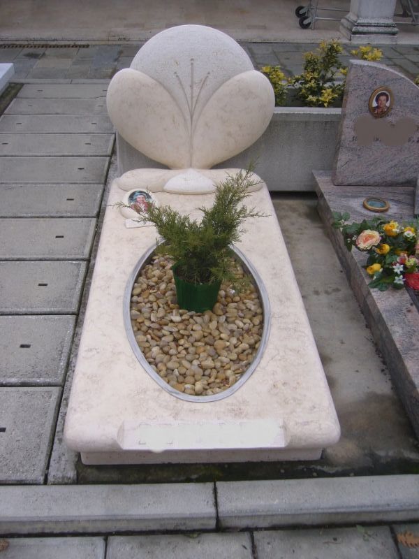 Tomba con statua floreale