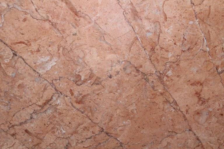 Pavimento in marmo rosso