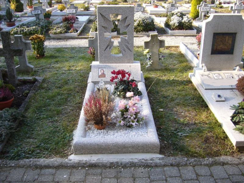 Tomba con piante e fiori