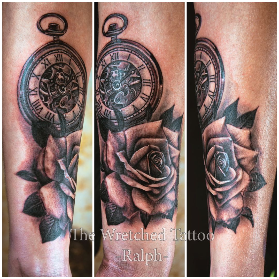 Een zwart-witte tatoeage van rozen en een zakhorloge