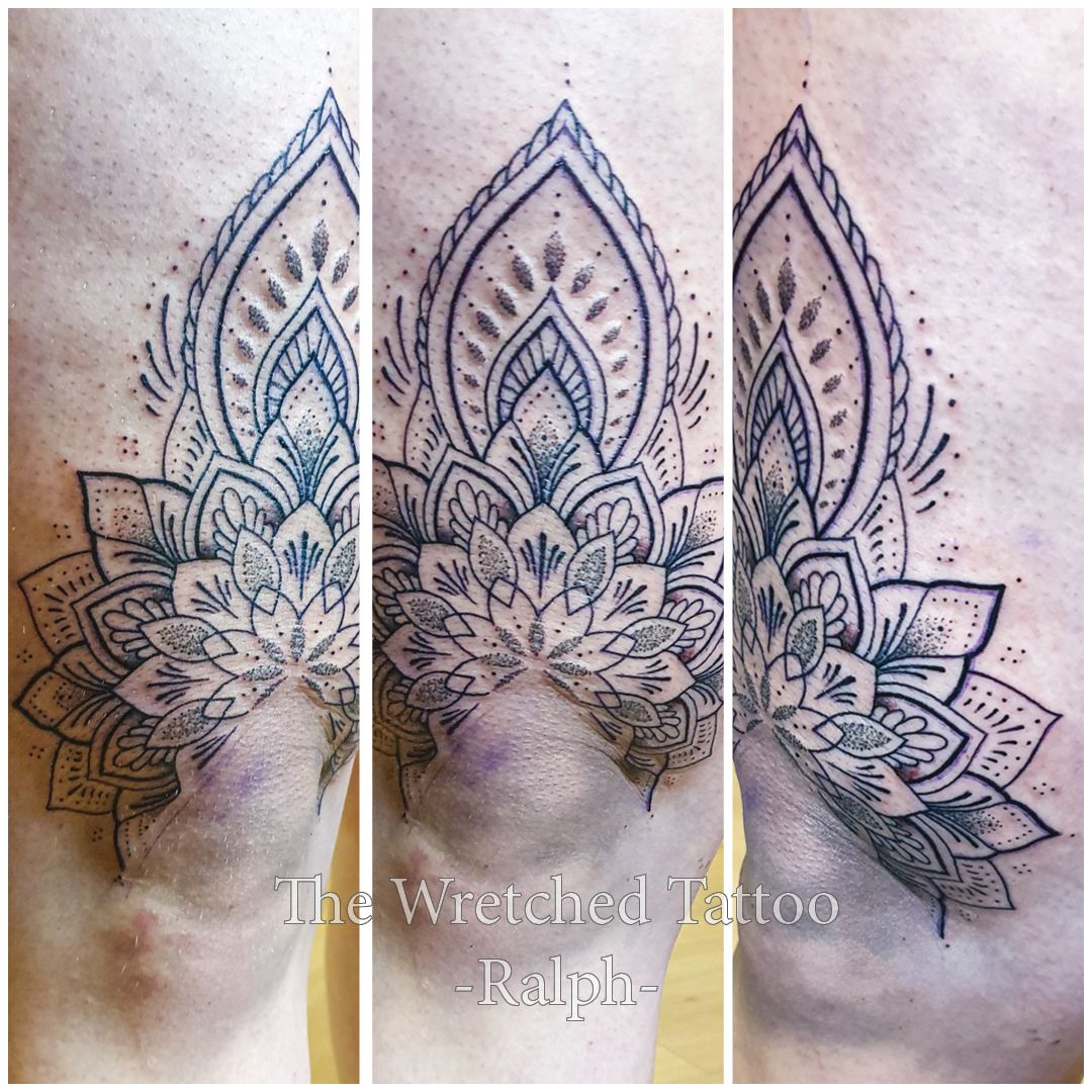 Een tatoeage van een lotusbloem op iemands been