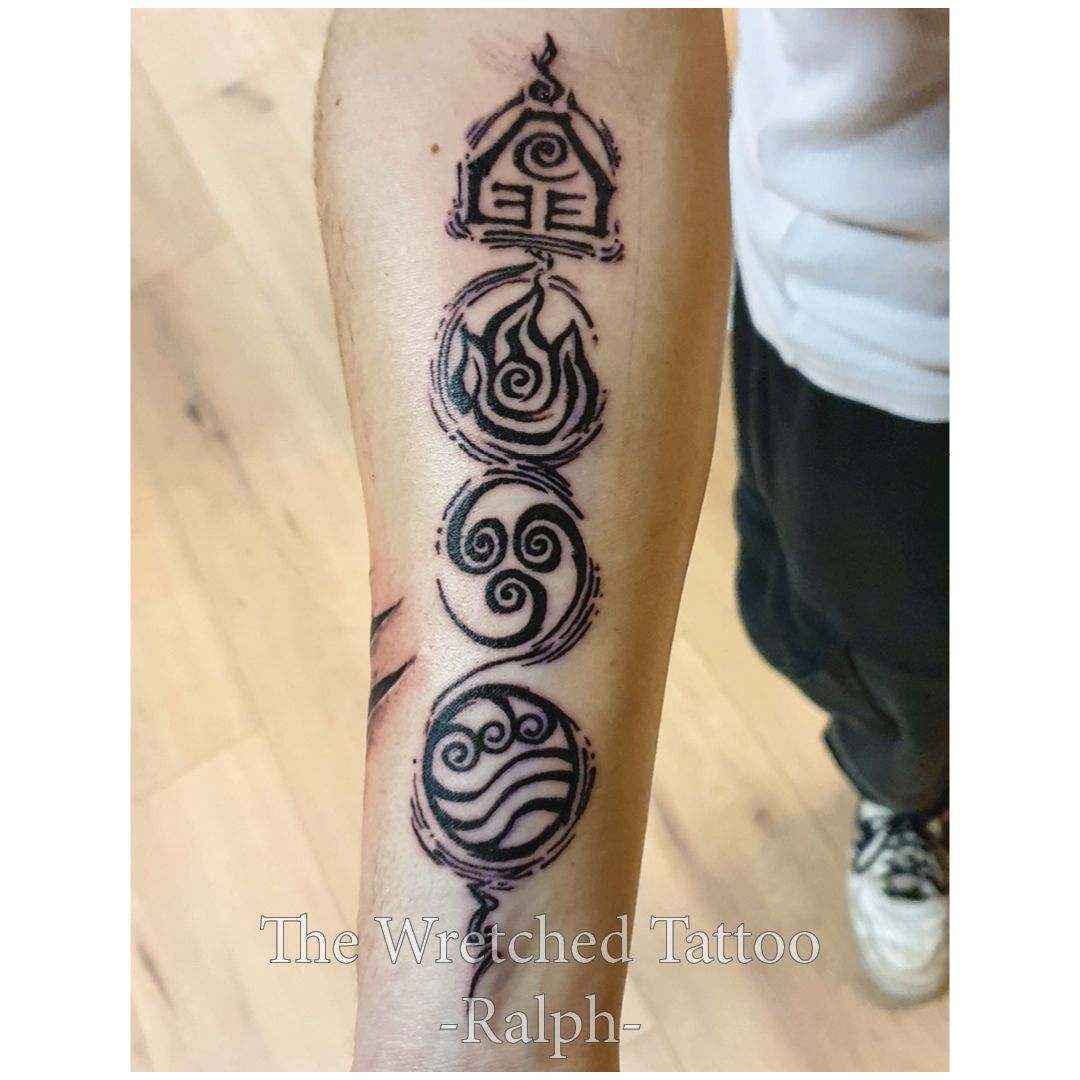 Een tatoeage van de vier elementen op iemands arm