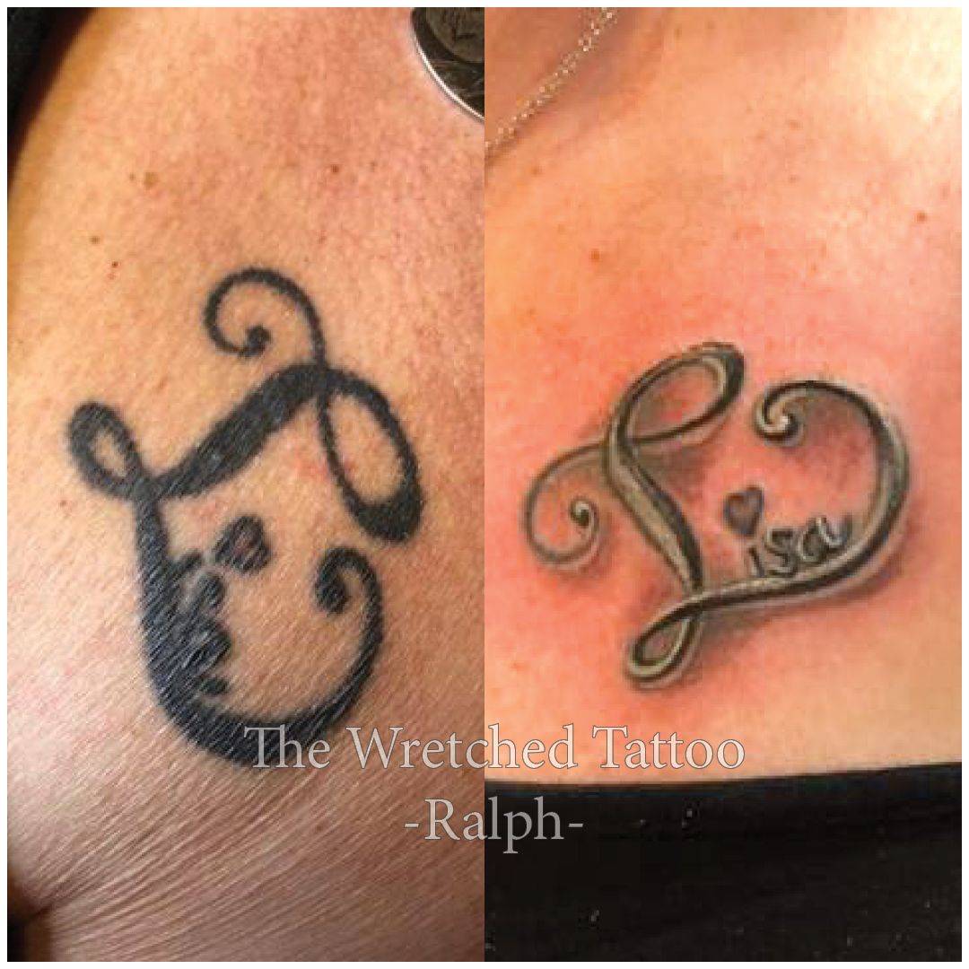 Een vrouw heeft een tatoeage met de Naam Lisa op haar borst.