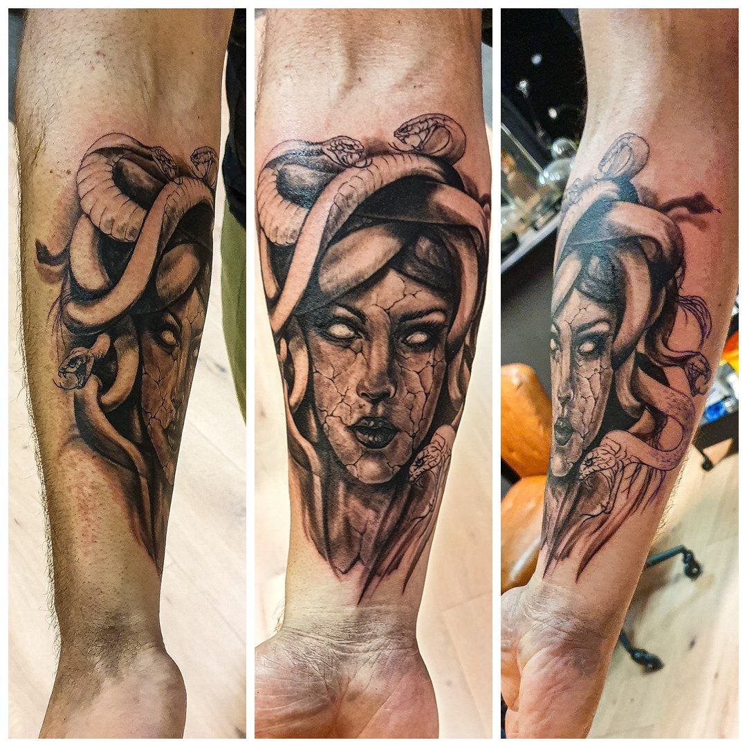 Een man heeft een medusa-tatoeage op zijn onderarm