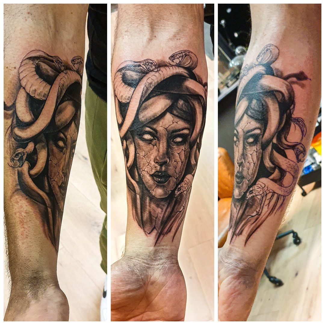 Een man heeft een medusa-tatoeage op zijn onderarm