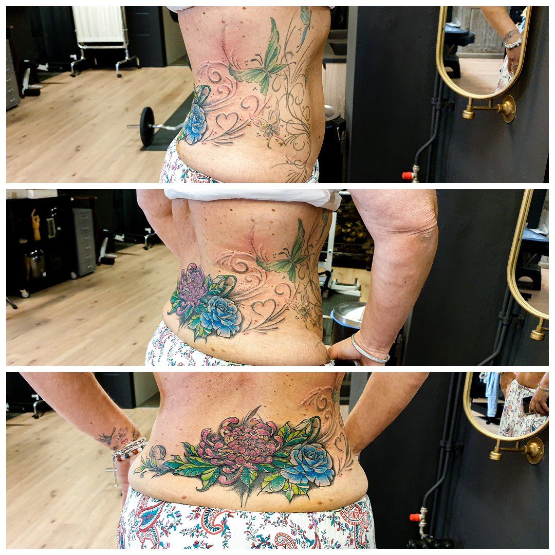 Een vrouw met een tatoeage op haar rug staat voor een spiegel.