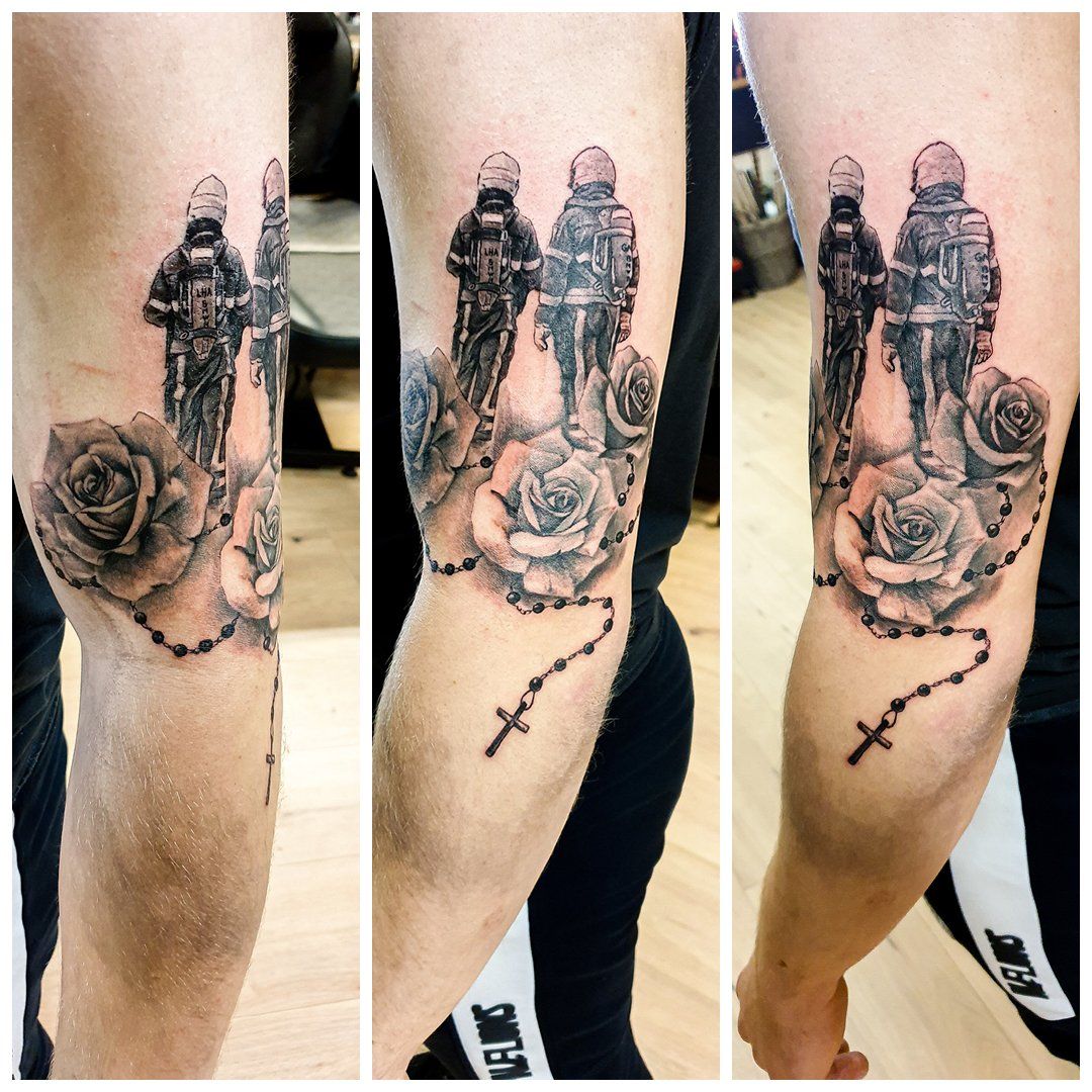 Een man heeft een tatoeage van twee mensen op zijn arm