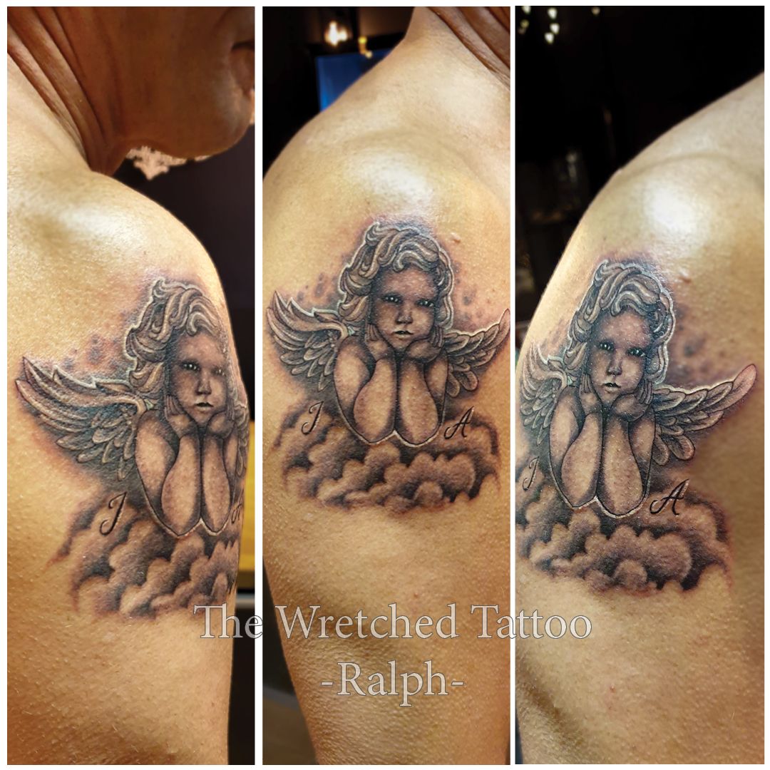 Een man heeft een tatoeage van een engel op zijn arm