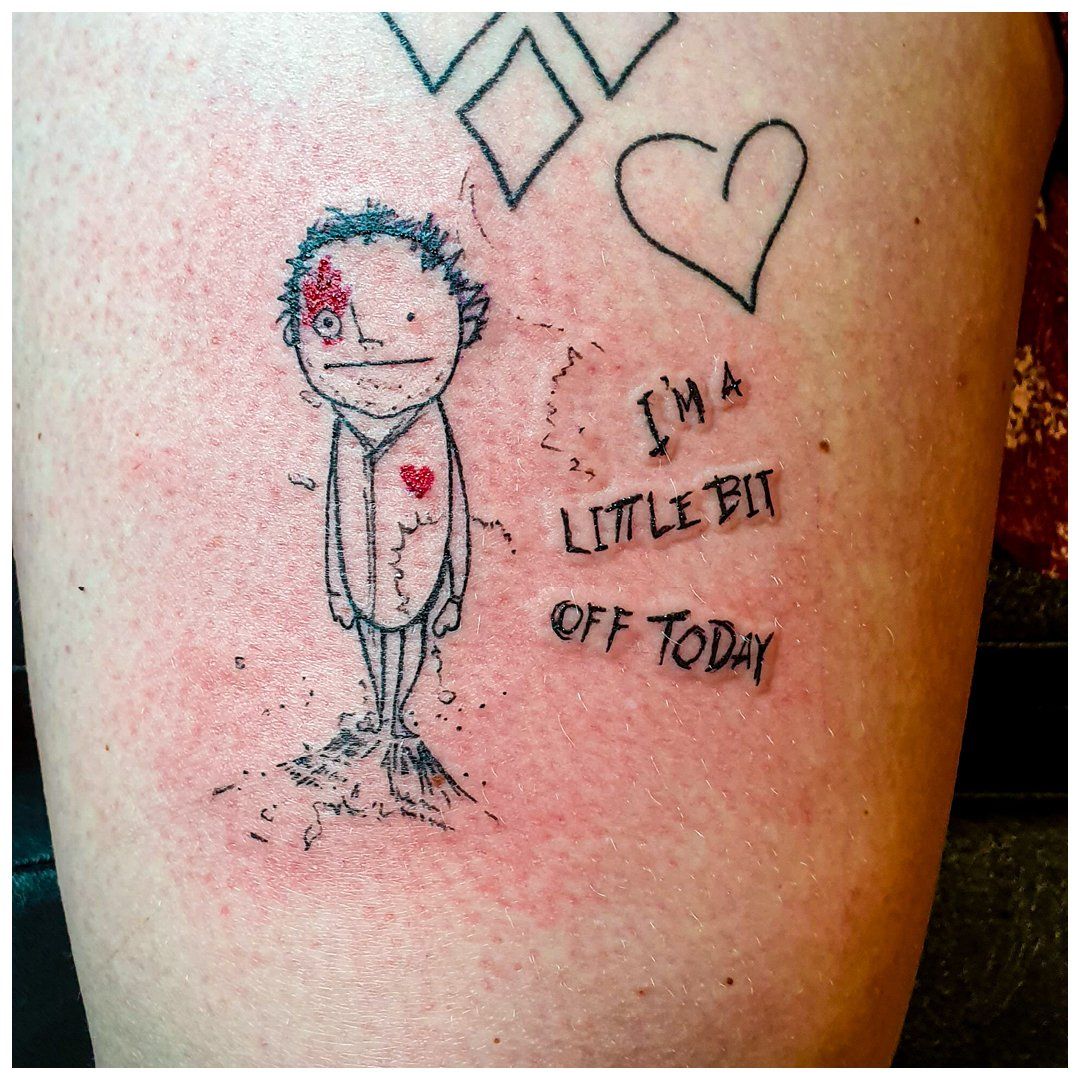 Een tatoeage op iemands been die zegt dat ik vandaag een beetje vrij ben