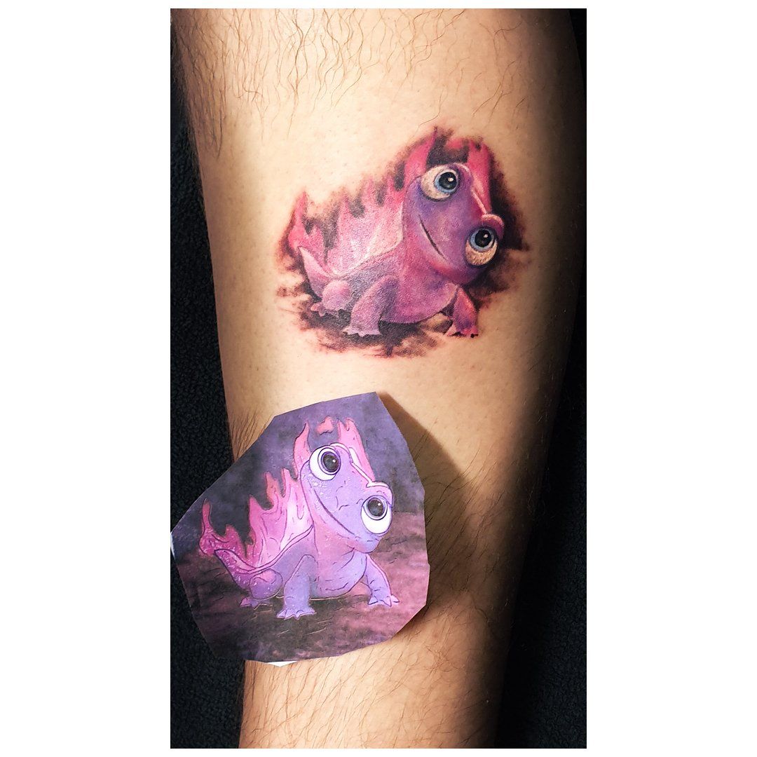 Een persoon heeft een tatoeage van een kikker op zijn been.