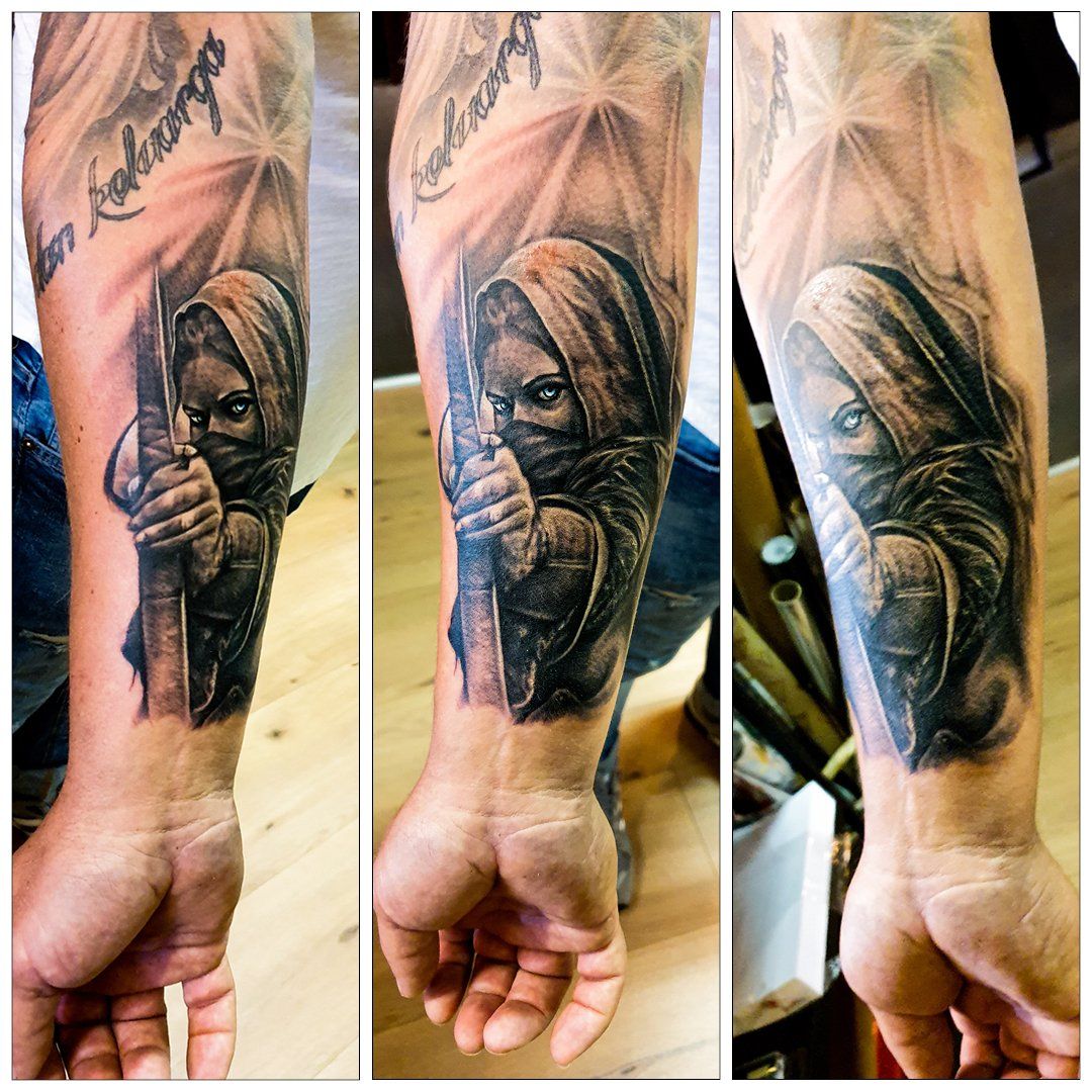 Een persoon heeft een tatoeage van een boogschutter. 