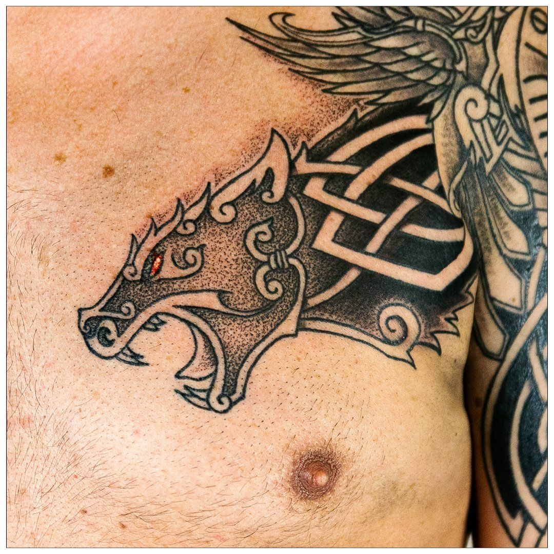 Een man heeft een tatoeage van een zwijn op zijn borst