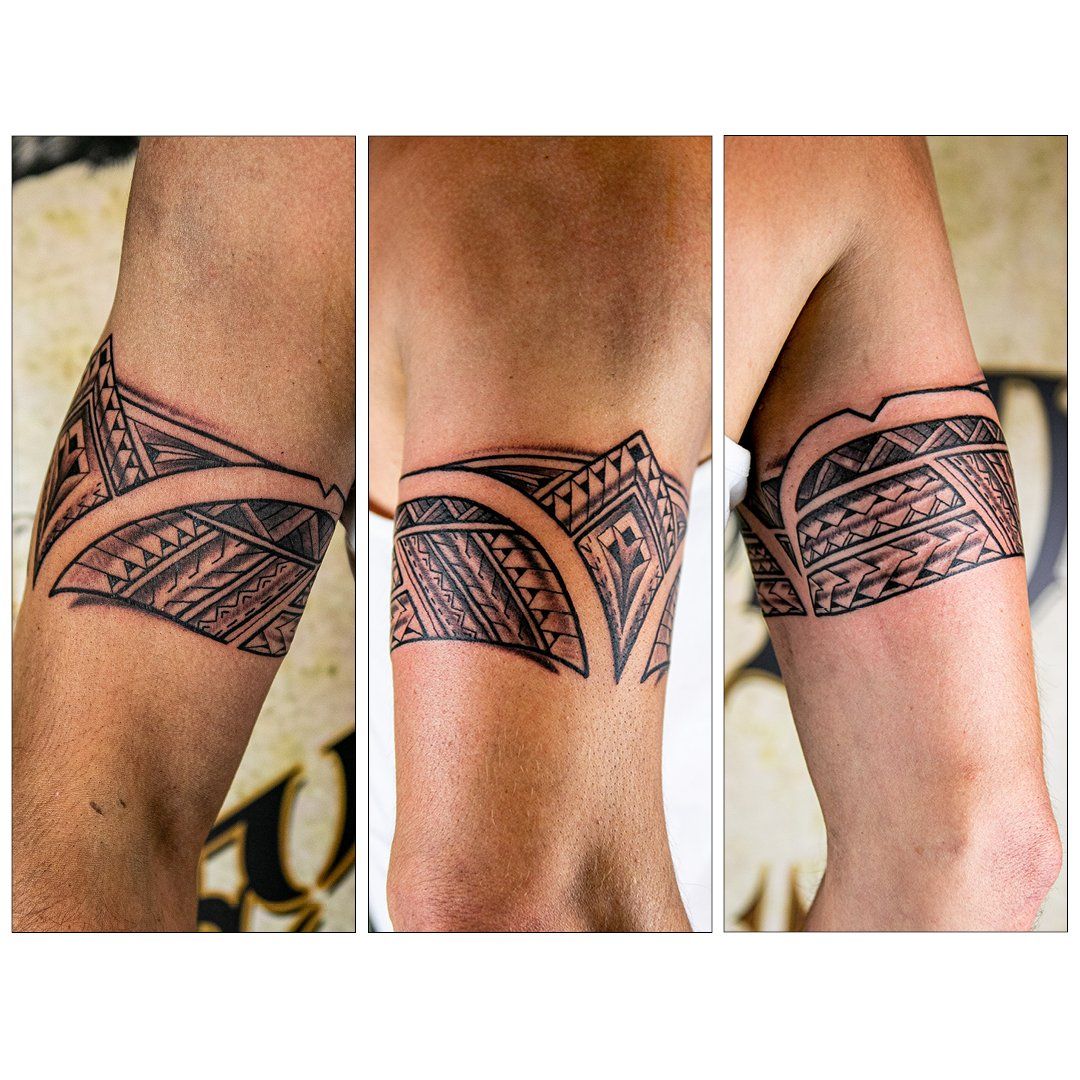 Een man heeft een tatoeage op zijn arm die op een armband lijkt.