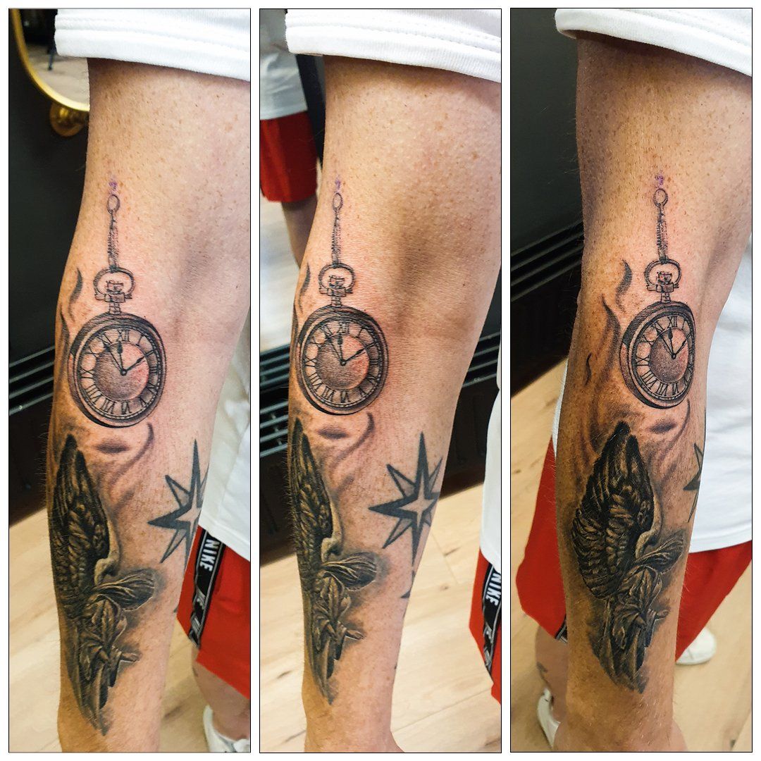 Een man heeft een tatoeage van een zakhorloge op zijn arm