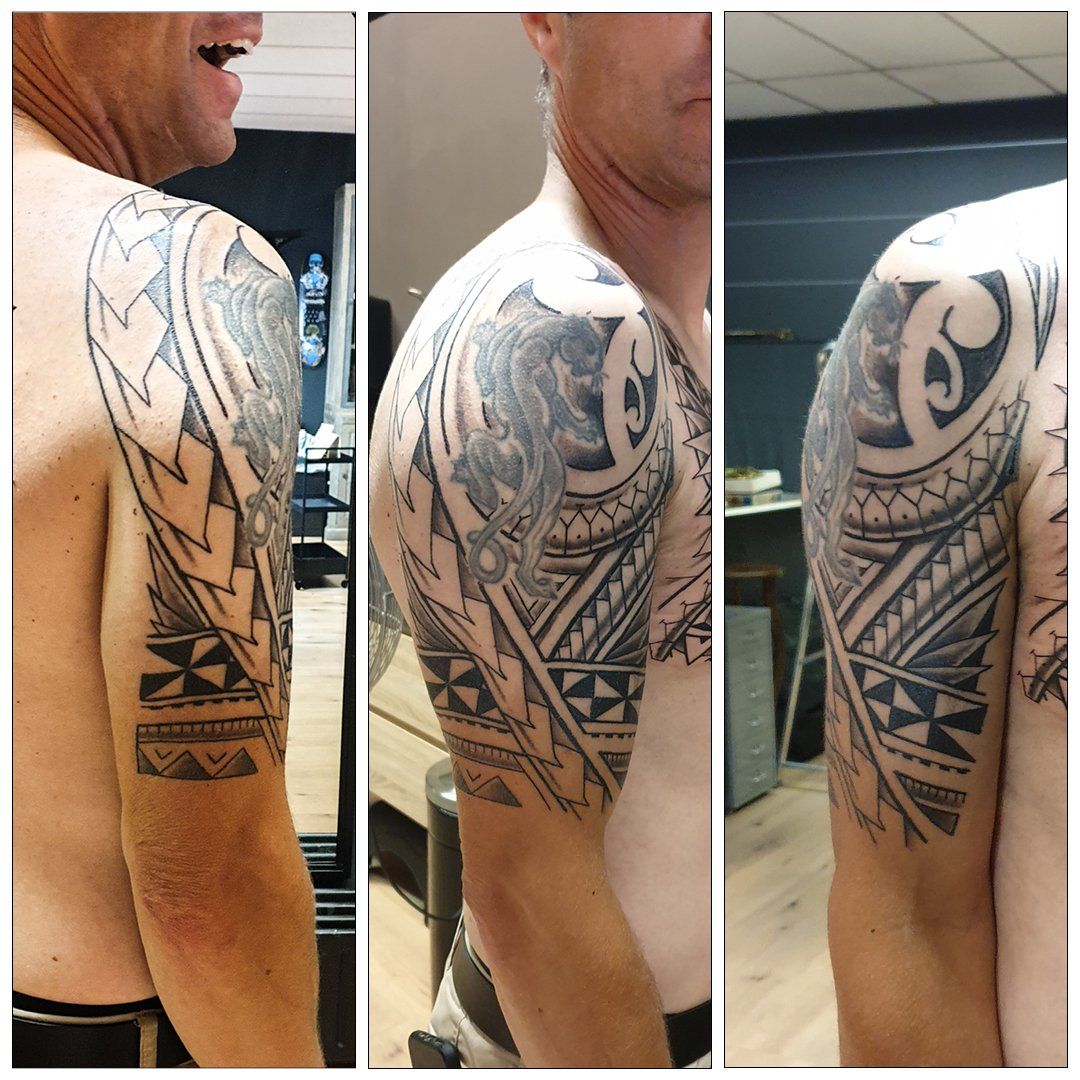 Een man met een tribale tatoeage op zijn arm