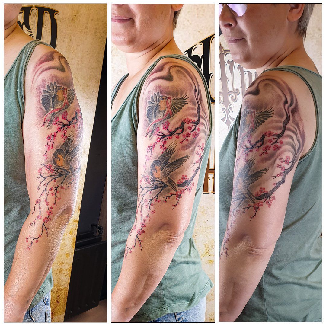 Een vrouw heeft een tatoeage op haar arm en schouder.