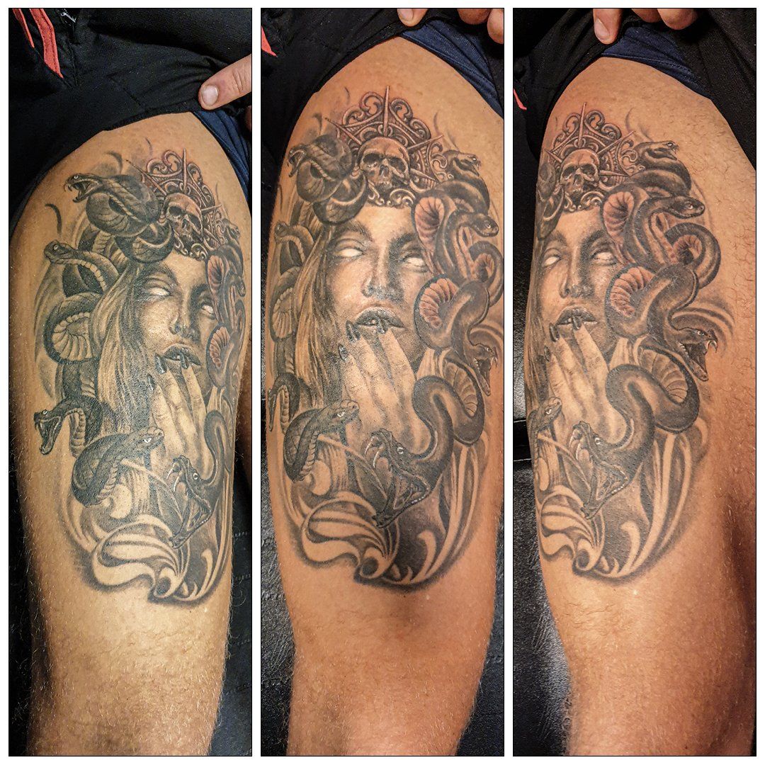Een man heeft een medusa-tatoeage op zijn been