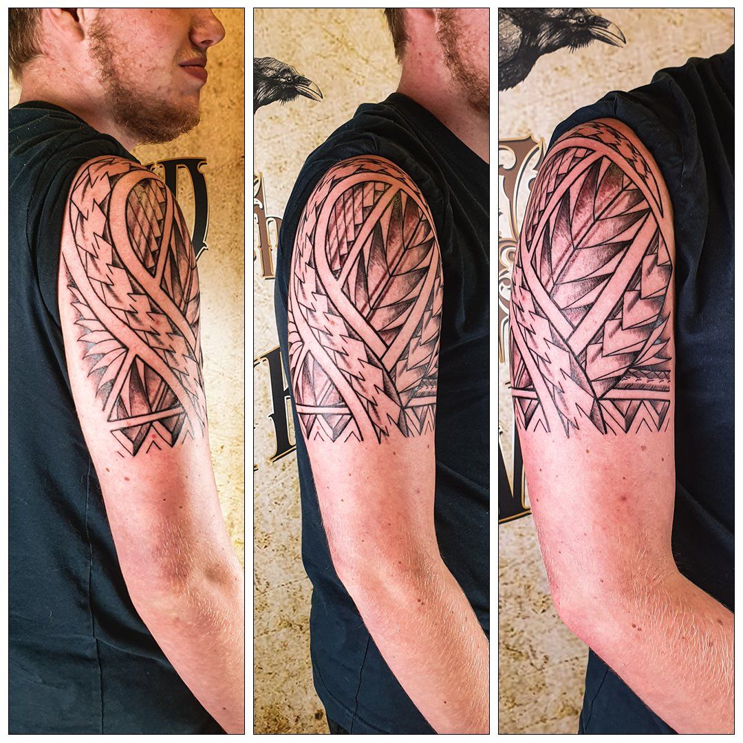 Een man heeft een tatoeage op zijn arm en schouder.