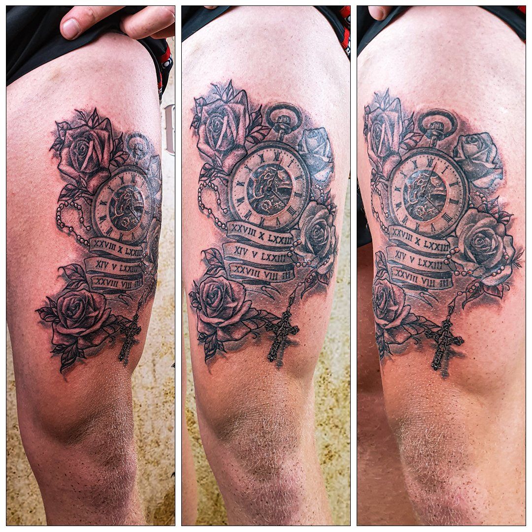 Een man heeft een tatoeage van een zakhorloge en rozen op zijn been