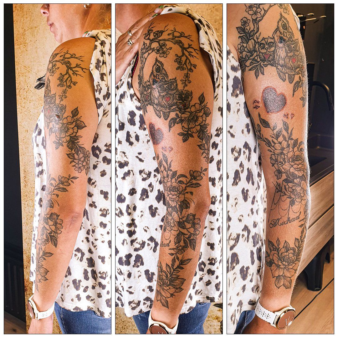 Een vrouw met veel tatoeages op haar armen