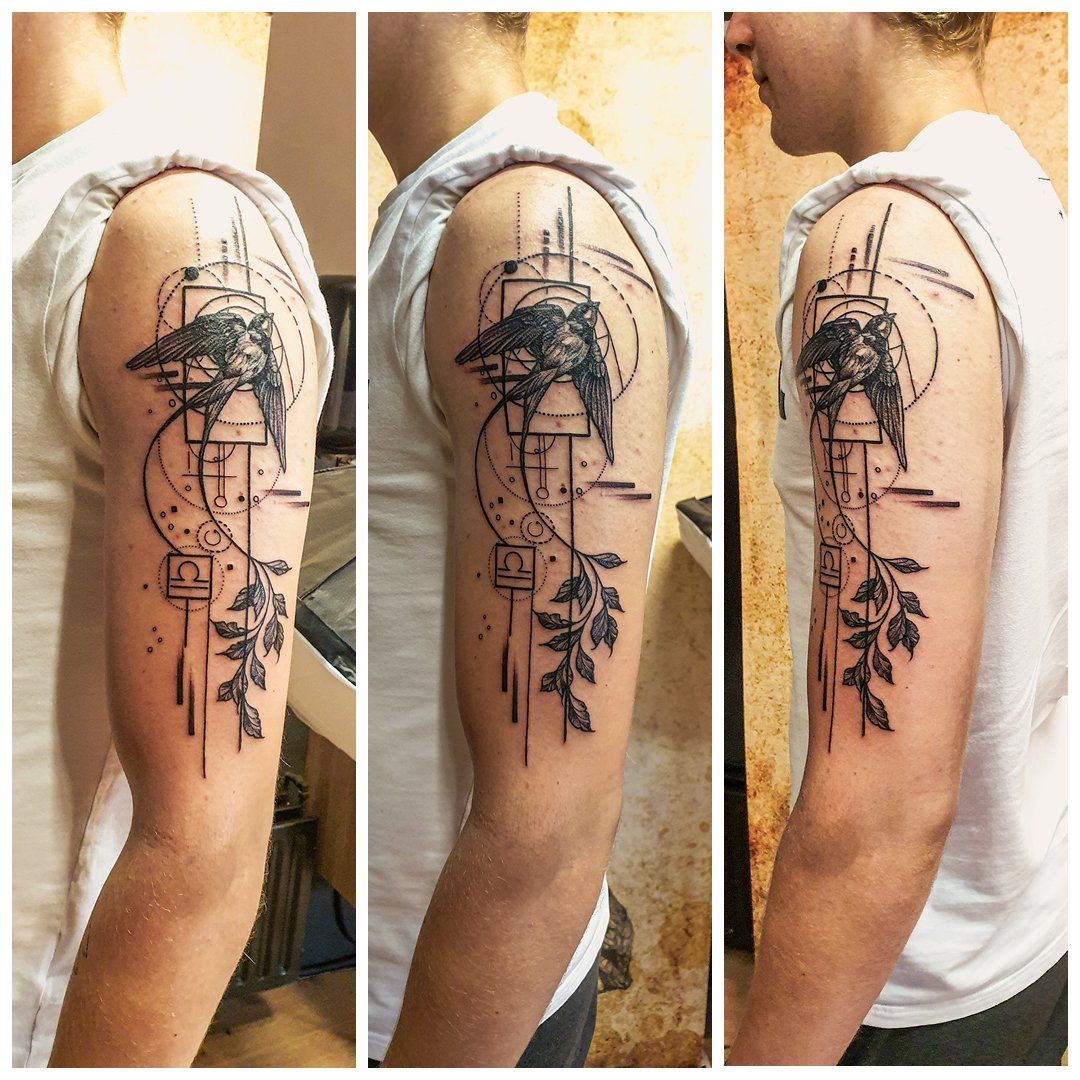 Een man heeft een zwart-witte tatoeage op zijn arm.