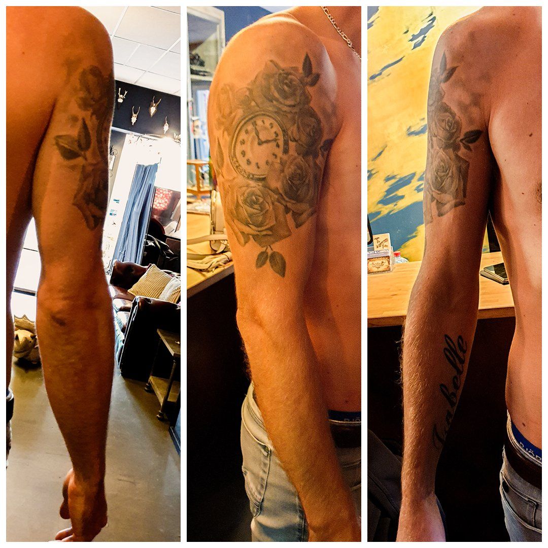 Een man heeft een tatoeage van een klok op zijn arm