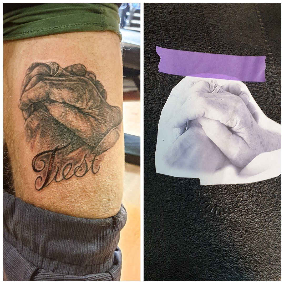 Een tatoeage van een roos met het woord eerst erop