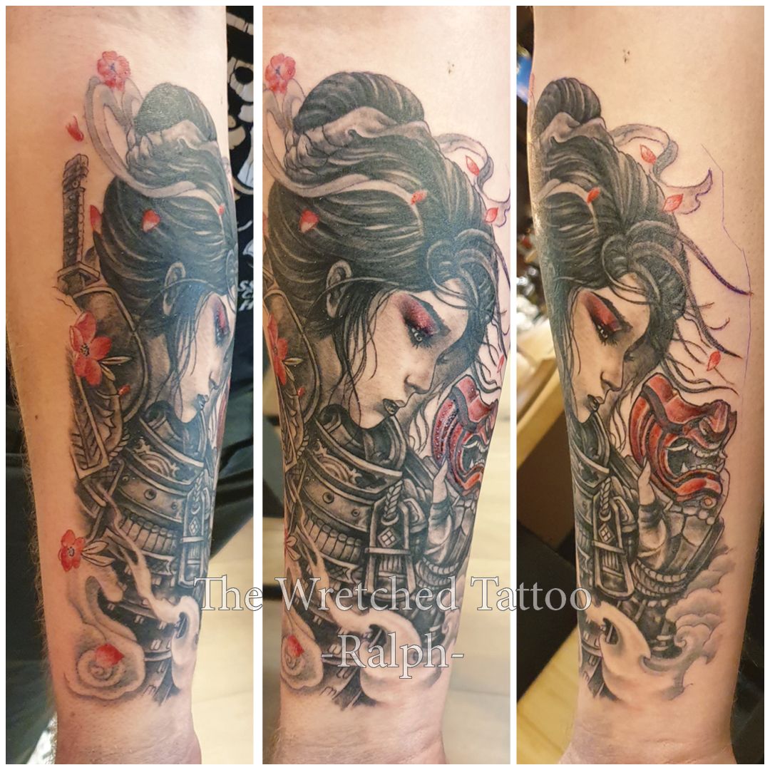 Een persoon heeft een tatoeage op zijn arm van een vrouwelijke samoerai