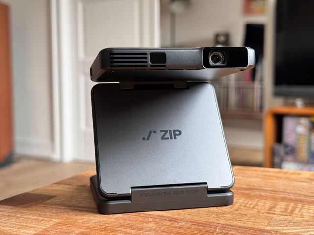Aurzen Zip Review | Reviewing The Ultra Portable Aurzen Projector
