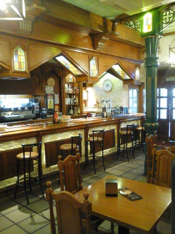 Un restaurante con mesas y sillas y un bar.