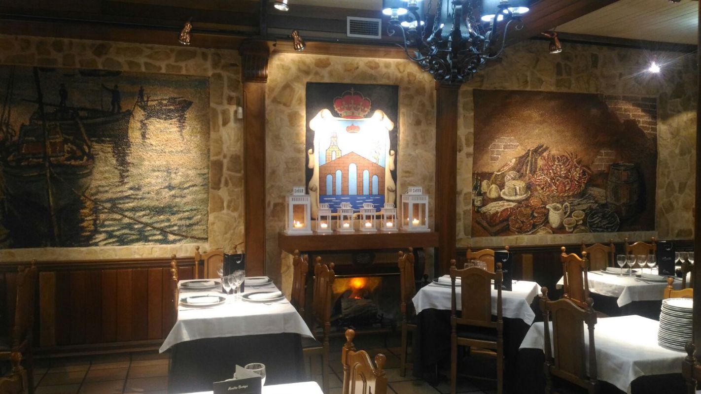 Un comedor con mesas y sillas y una chimenea.