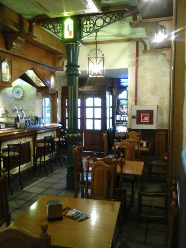 Un restaurante con mesas y sillas y un reloj en la pared.